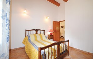 2 bedrooms, travel crib, free WiFi, bed sheets