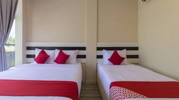Deluxe Triple Room | Meja, Wi-fi percuma, cadar katil