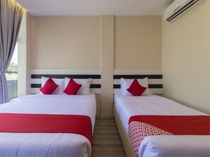 Habitación triple Deluxe | Escritorio, wifi gratis, ropa de cama