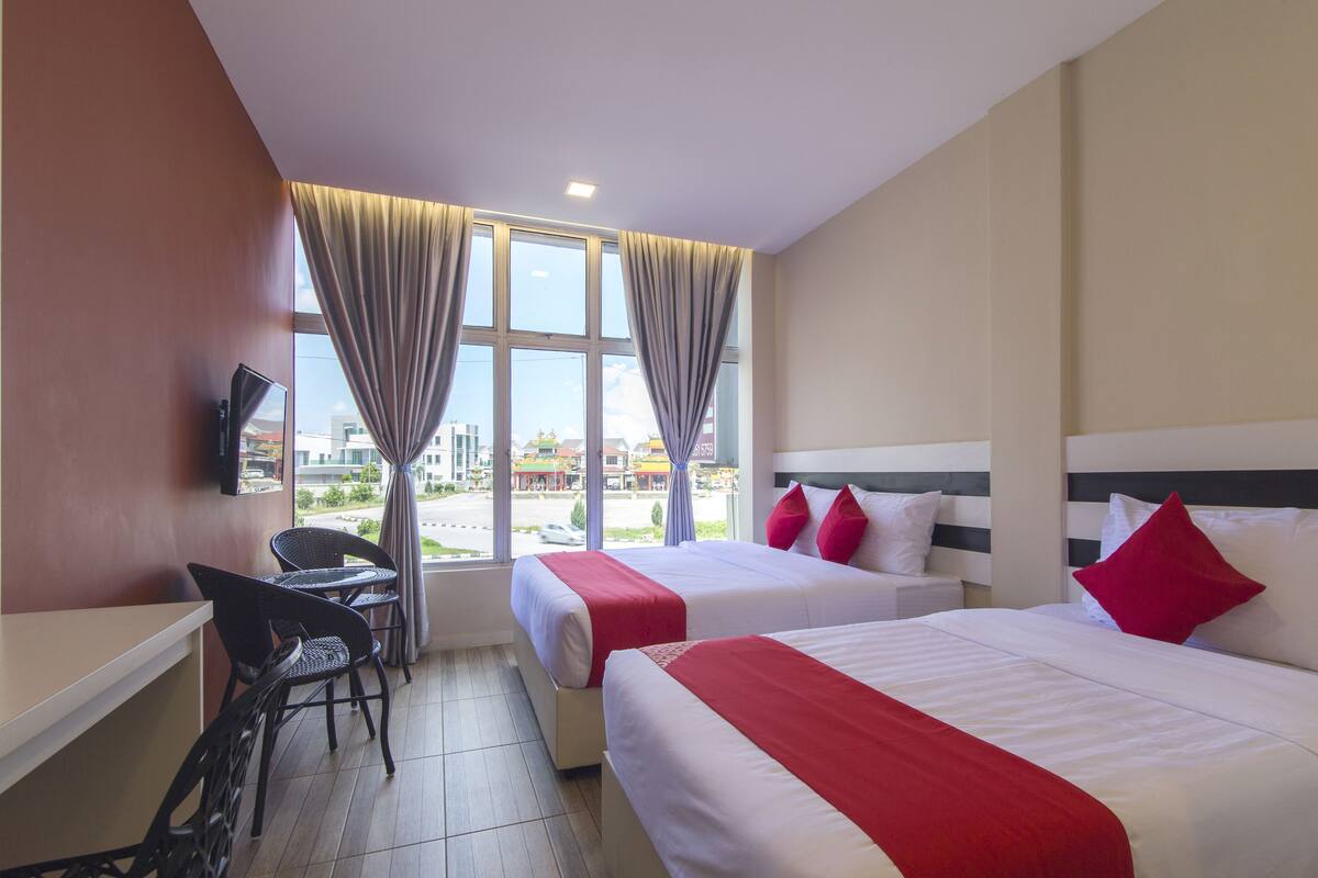 Deluxe Triple Room | Meja, Wi-fi percuma, cadar katil 