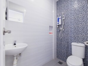 Habitación triple Deluxe | Baño | Ducha, bidé, toallas y jabón