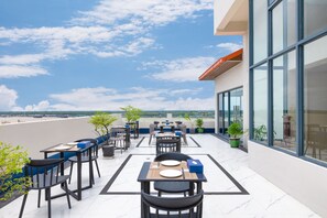 Breakfast, lunch, dinner served; local and international cuisine  - Hotel Balmi (Yangon)