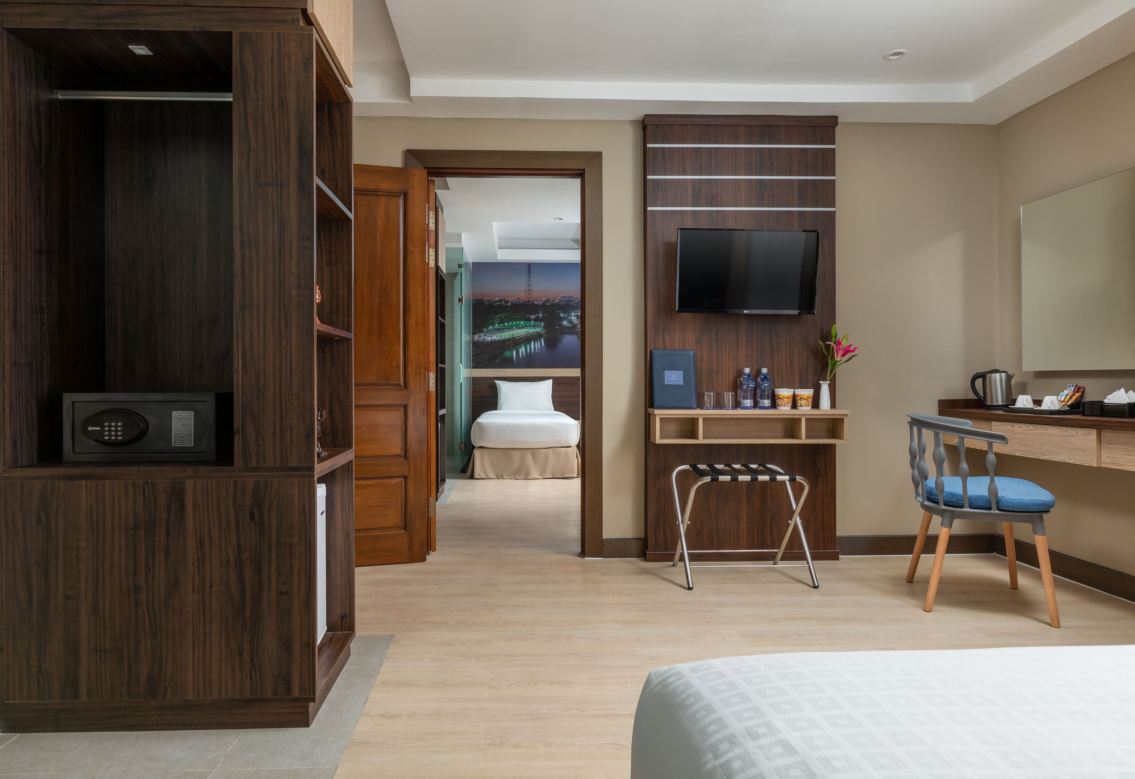 family room | minibar, in-room safe, desk, laptop workspace