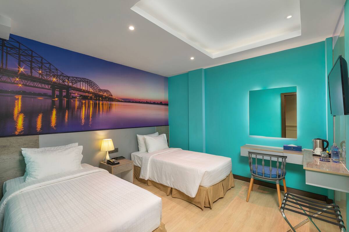 Superior Double or Twin Room, No Windows | Ruang tamu | 32 inci televisyen dengan kabel 