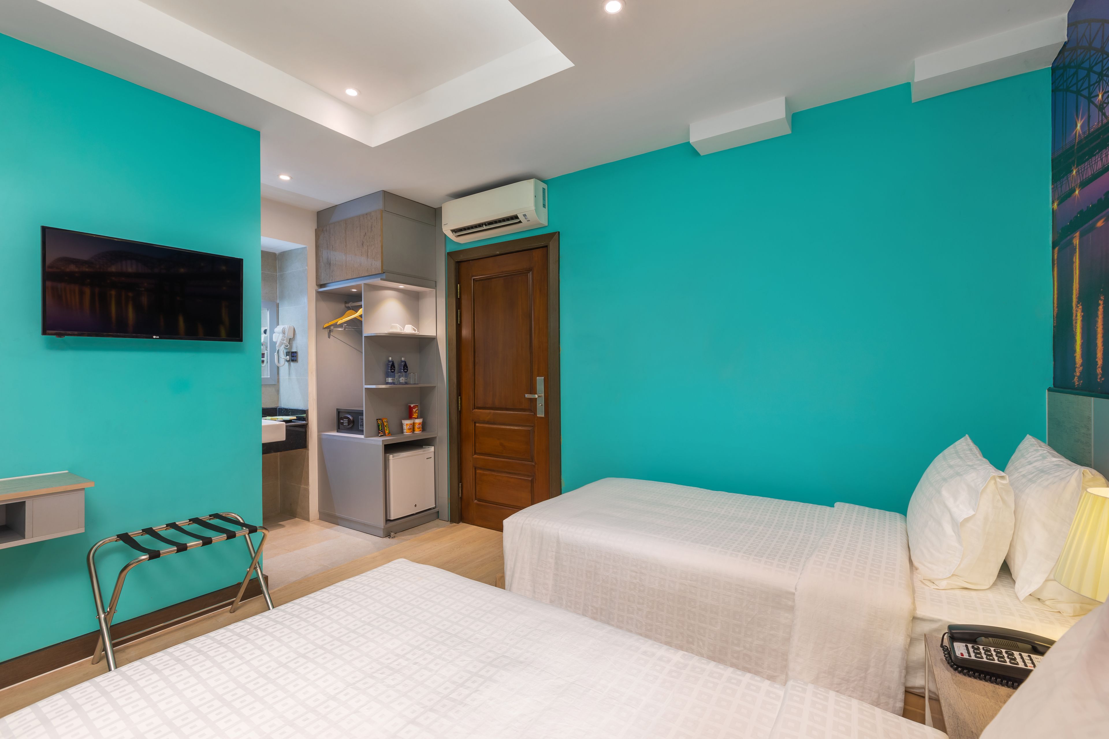 superior double or twin room, no windows | living area | 32-inch tv with cable channels