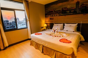 Minibar, in-room safe, desk, laptop workspace - Hotel Balmi (Yangon)