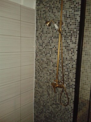 Shower, hair dryer, towels, soap - Holiday house between Narbonne and Carcassonne (Azille)