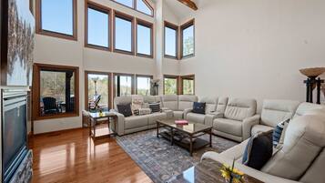 Smart TV, fireplace, video games, table tennis
