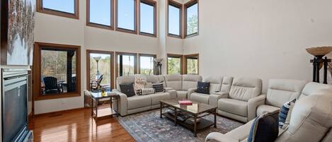 Smart-TV, Kamin, Videospiele, Tischtennisplatte