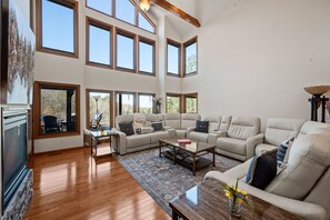 Smart TV, fireplace, video games, ping pong - Luxury, Private secluded, Pickleball Ct, View, Huge Deck, Fire Pit, Dollywood! (Sevierville)