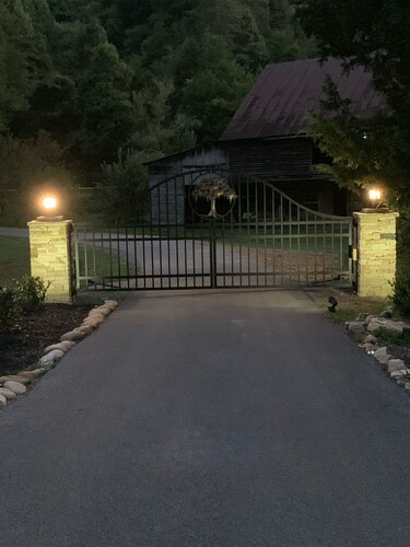 Luxury, Private secluded, Pickleball Ct, View, Huge Deck, Fire Pit, Dollywood!