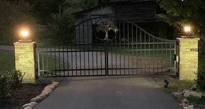 Luxury, Private secluded, Pickleball Ct, View, Huge Deck, Fire Pit, Dollywood!