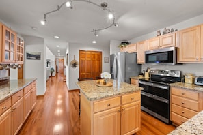 Frigorifero, microonde, forno, piano cottura