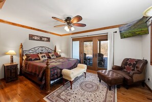 5 bedrooms, desk, iron/ironing board, travel cot