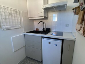 Een koelkast, een microgolfoven, een kookplaat