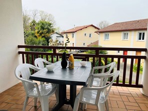 Outdoor dining - Studio in Cambo-les-Bains, balcony, parking, sleeps 2 (Cambo-les-Bains)