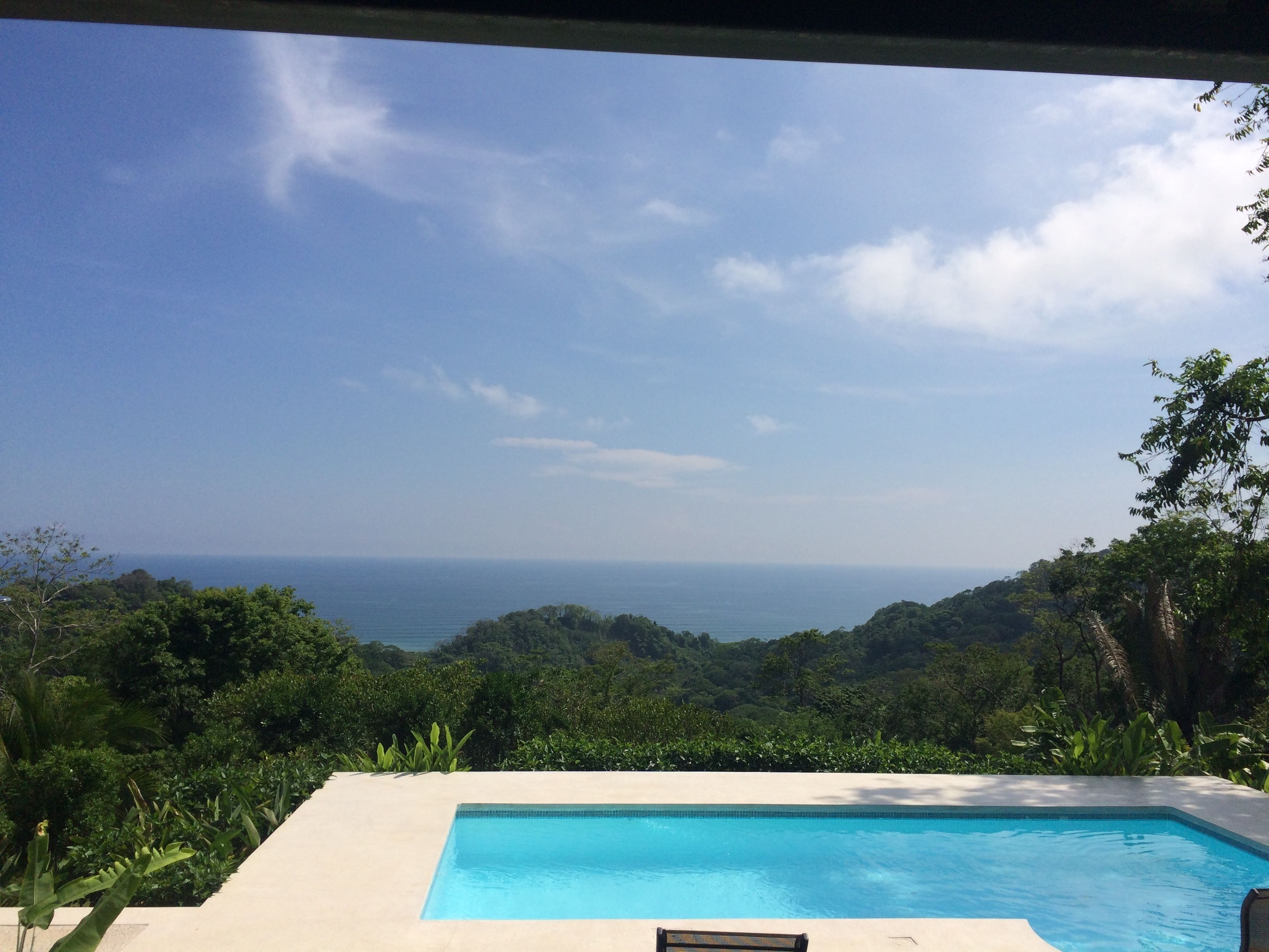 Una piscina al aire libre, camas de piscina gratis
