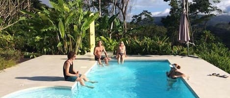 Utomhuspool, gratis cabanor och solstolar