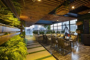 2 bars/lounges, een poolbar