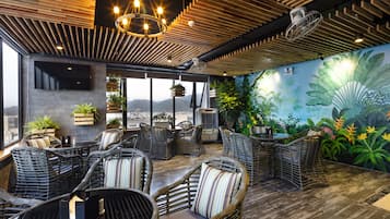 2 bars/lounges, poolside bar