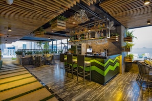 2 Bars/Lounges, Poolbar