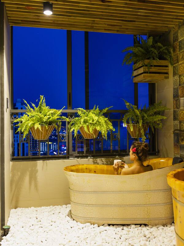 Couples treatment room(s), sauna, steam room, hot stone massages