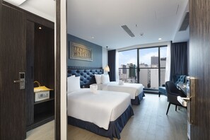 Senior kamer, balkon, gedeeltelijk uitzicht op zee | Een minibar, een kluis op de kamer, een bureau, een laptopwerkplek