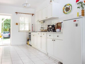 Réfrigérateur, four, batterie de cuisine, vaisselle et ustensiles