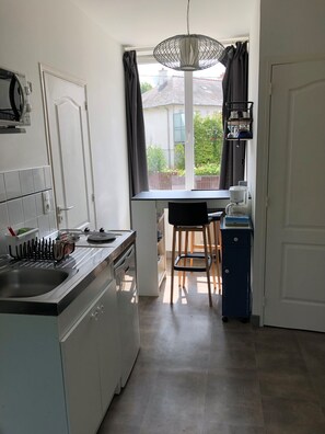 Geladeira, micro-ondas, cafeteira/chaleira, torradeira