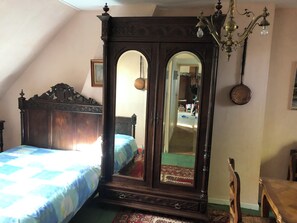 3 slaapkamers, een strijkplank/strijkijzer, reisbedje, gratis wifi