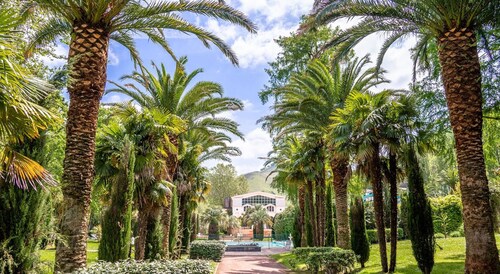 Quiet 1-bedroom with river view, Internet, free parking, Cambo-les-Bains