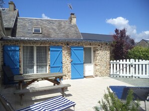 Outdoor dining - cottage in Créances village, 4 rooms, 4 people (Créances)