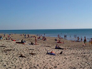 A beach with people sunbathing and swimming. - cottage in Créances village, 4 rooms, 4 people (Créances)