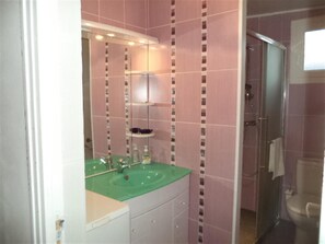 Douche, séchoir à cheveux, serviettes fournies, savon