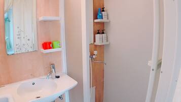 Double Room | Bathroom | Shower, free toiletries, hair dryer, slippers
