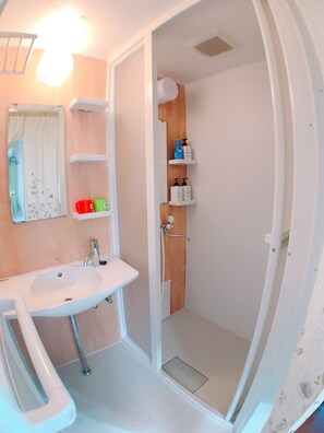 Double Room | Bathroom | Shower, free toiletries, hair dryer, slippers - Osaka Sinsei Guest House Daikokukan (Osaka)