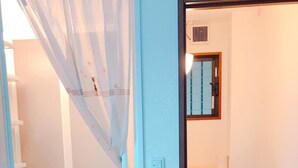 Une salle de bain avec douche, toilettes et lavabo.