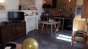 Réfrigérateur, micro-ondes, plaque de cuisson, lave-vaisselle