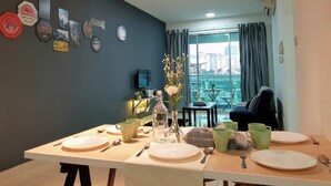 Apartment, 3 Bedrooms B | Vardagsrum | Platt-tv