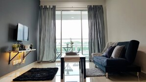 Apartment, 3 Bedrooms B | Vardagsrum | Platt-tv