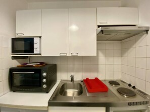 Fridge, microwave, stovetop, coffee/tea maker