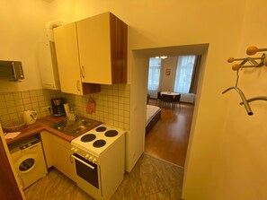 Kühlschrank, Mikrowelle, Hochstuhl