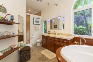 Bathtub, eco-friendly toiletries, hair dryer, towels - Arc du Soleil | Sunset Views | Pool | Generator (Cruz Bay)