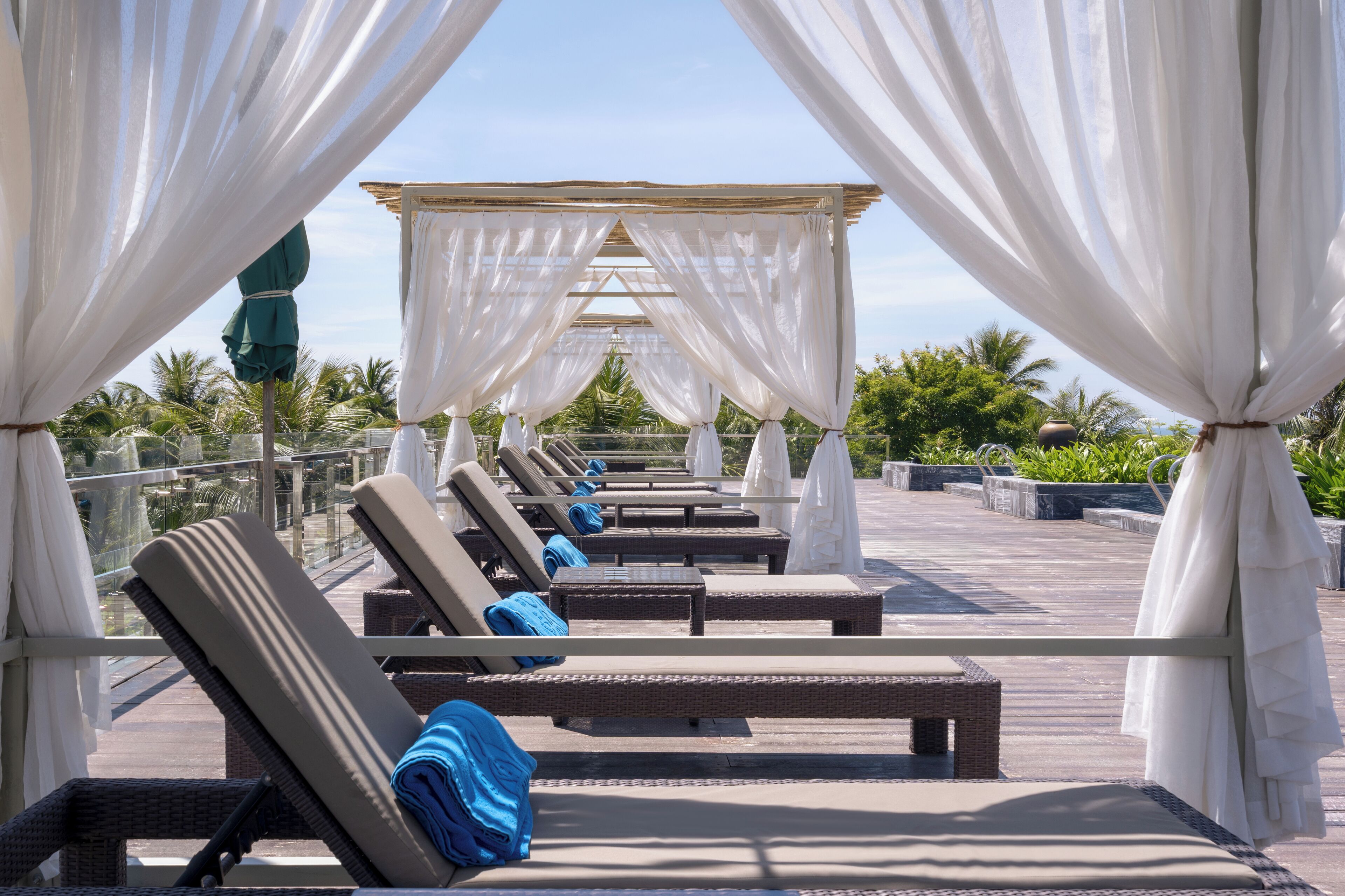 Outdoor pool, pool umbrellas, sun loungers