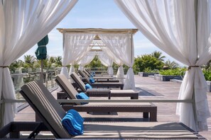 Outdoor pool, pool umbrellas, sun loungers