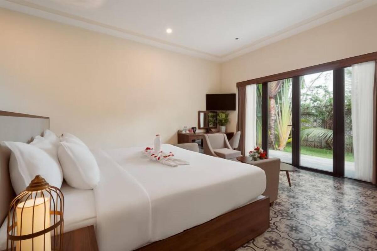 Peralatan tempat tidur hipoalergenik, bar mini, peti besi dalam bilik 