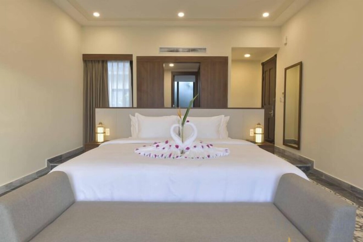 Hypo-allergenic bedding available, minibar, in-room safe, desk