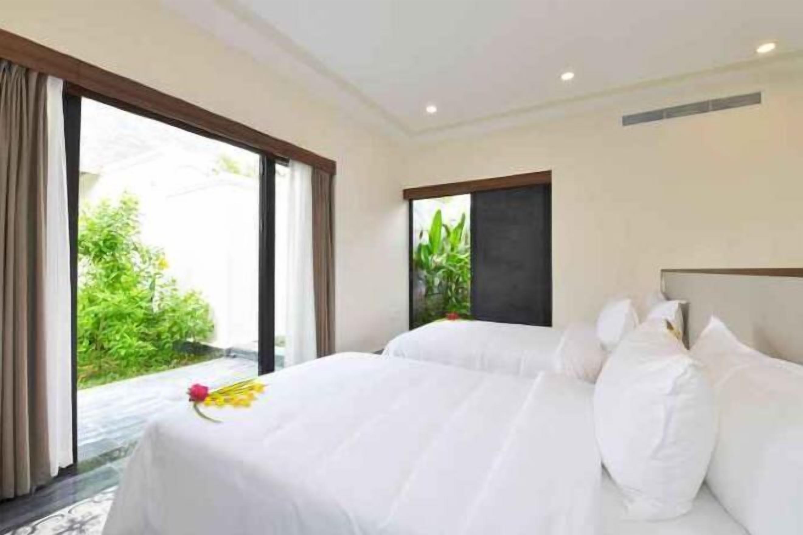 Hypo-allergenic bedding, minibar, in-room safe, desk