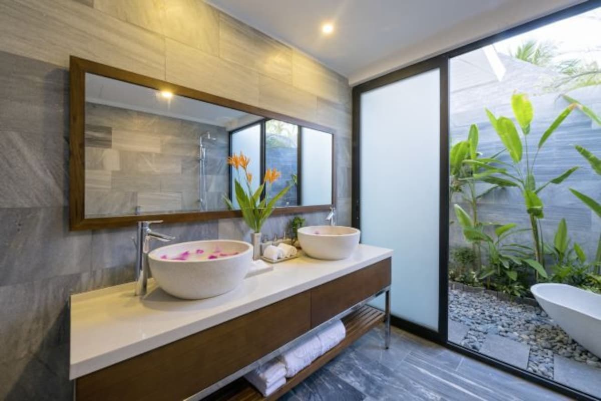 Douche, douche à « effet pluie », articles de toilette gratuits