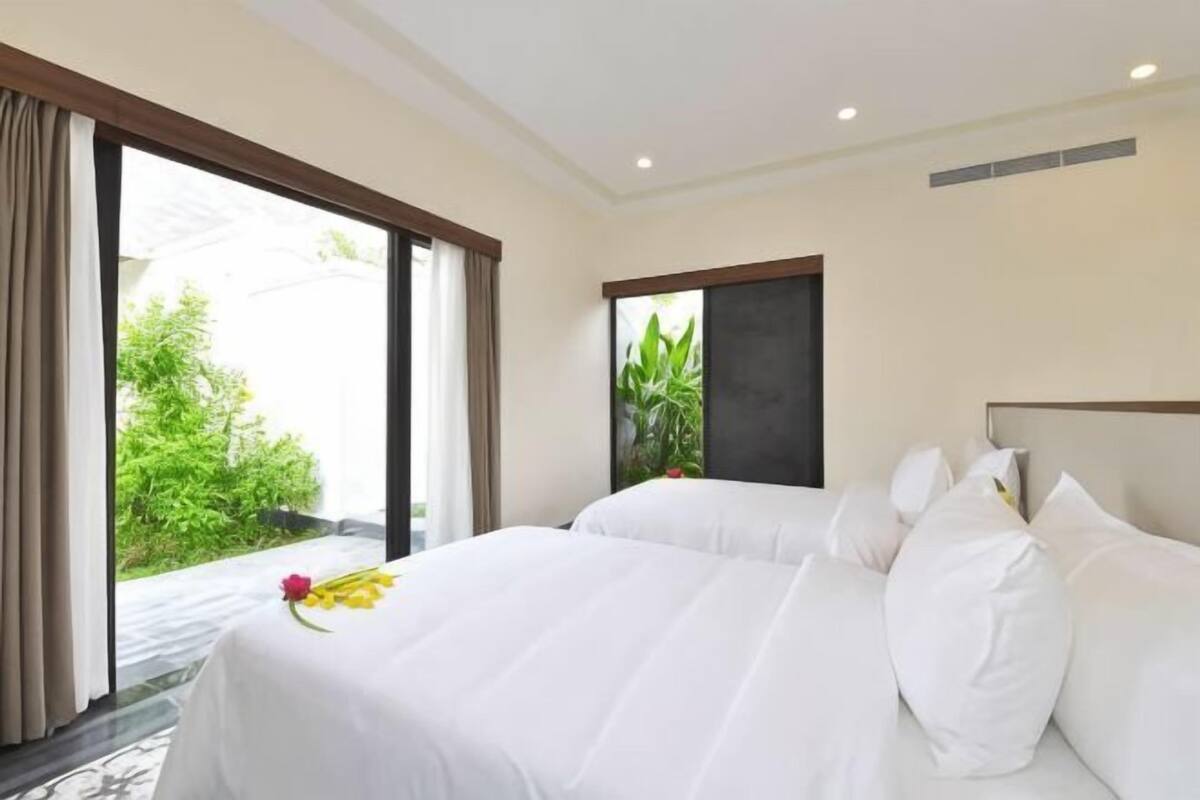 Peralatan tempat tidur hipoalergenik, bar mini, peti besi dalam bilik 